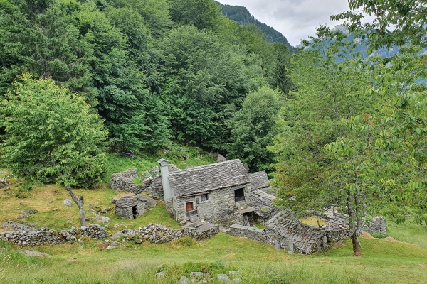 Auf alten Wegen im Maggiatal