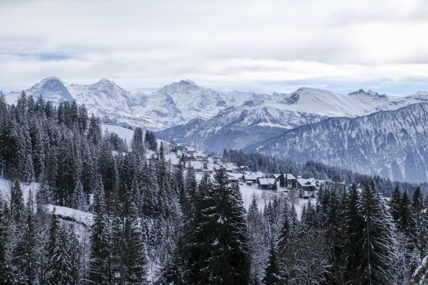 Beatenberg et les Alpes bernoises enneigées
