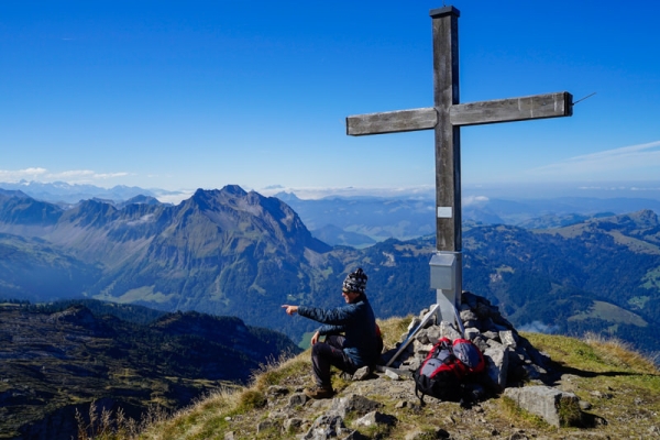 Sommet aérien, arêtes saillantes et ciel infini