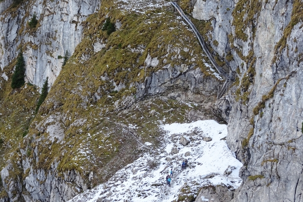 Vers les majestueux Rochers de Naye 