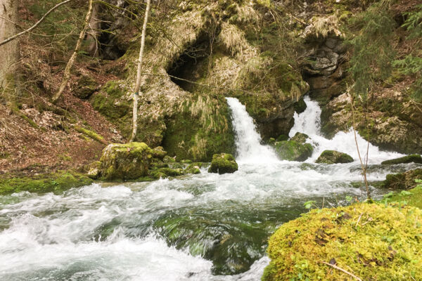 Höhlenabenteuer im Val-de-Travers
