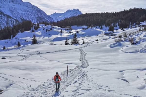 En raquettes au-dessus de la vallée de la Reuss