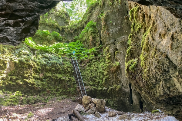 Grotte fraîche dans le Val-de-Travers