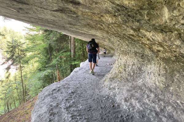 Grotte fraîche dans le Val-de-Travers