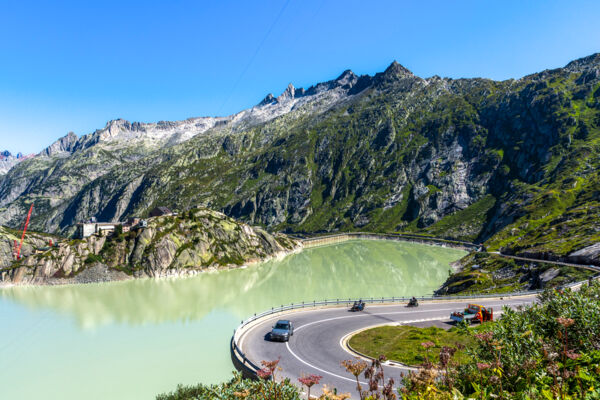 Betriebsamkeit und Ruhe am Grimselpass