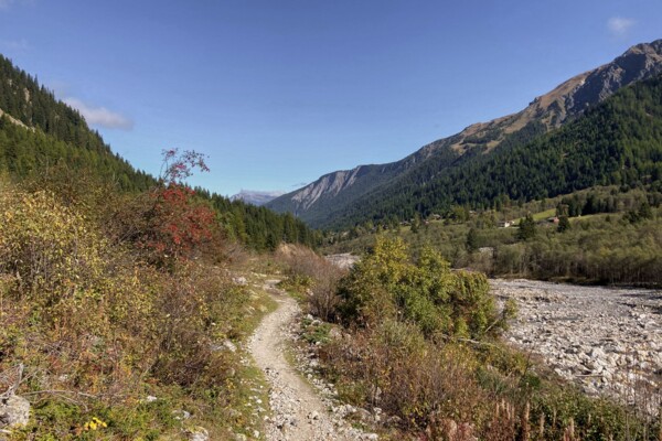 Franchir une moraine dans le Val Ferret