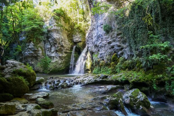 Idyllische Wildnis und Steinbruch bei La Sarraz