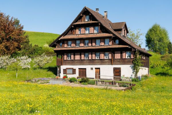 Frühlingswanderung durch Moränenlandschaft