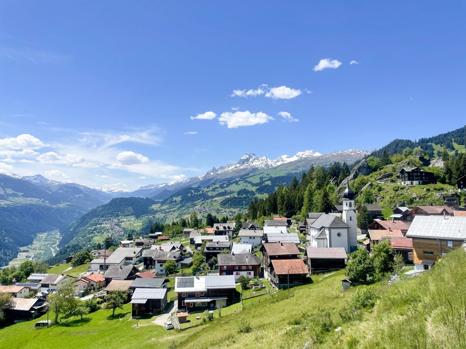 Il soleggiato villaggio montano di Siat con veduta sul Reno anteriore.