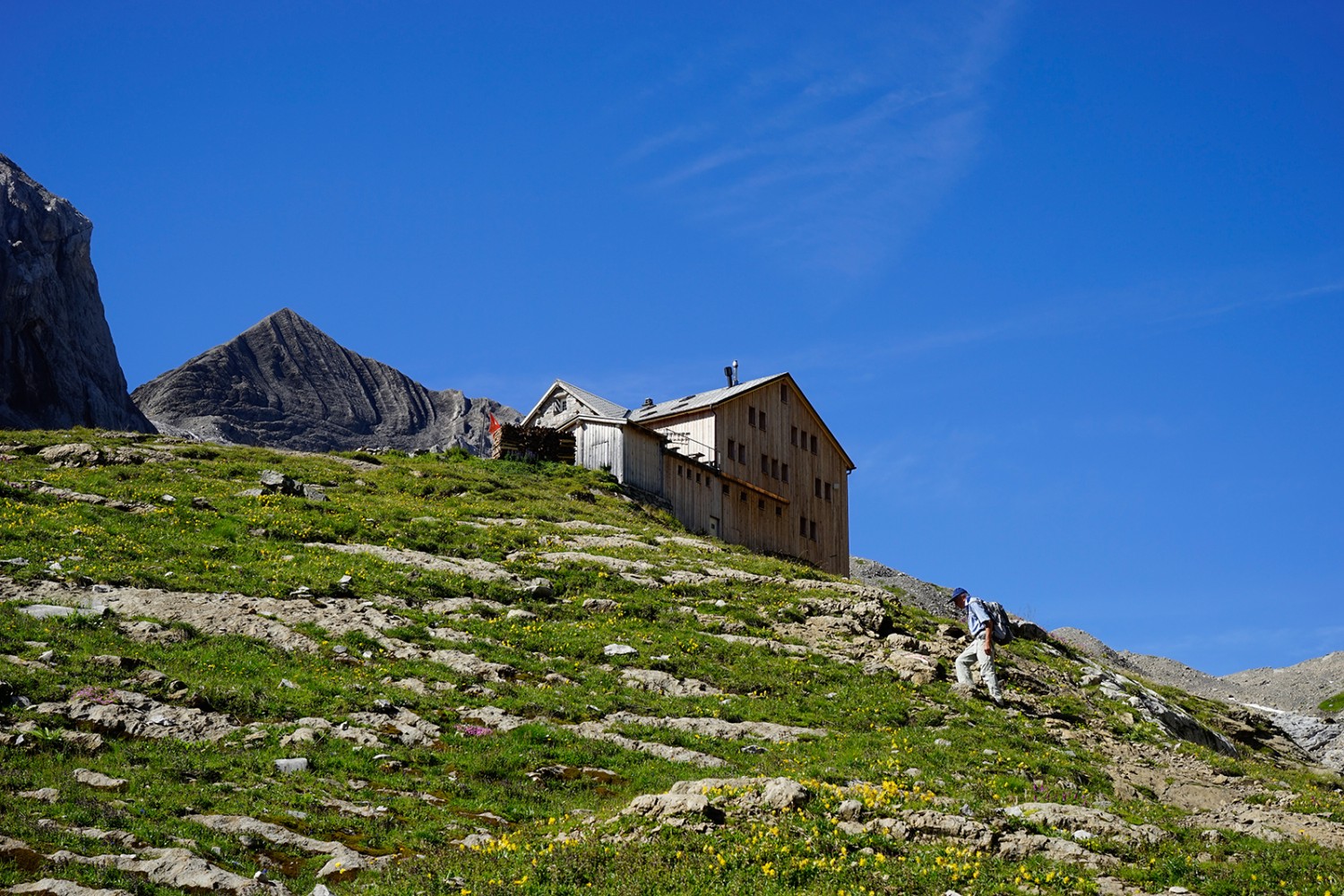 Dernière montée vers le refuge du Wildhorn. En arrière-plan se dresse le Chilchli. Photo: Fredy Joss