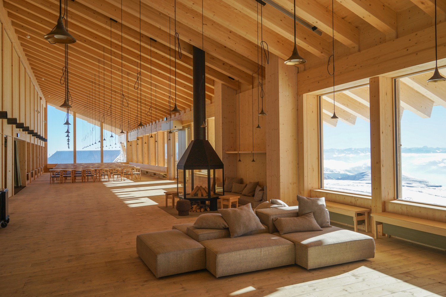 Un coup d’œil à l’intérieur du restaurant, qui intègre habilement l’espace extérieur.  Photo: Christiana Sutter
