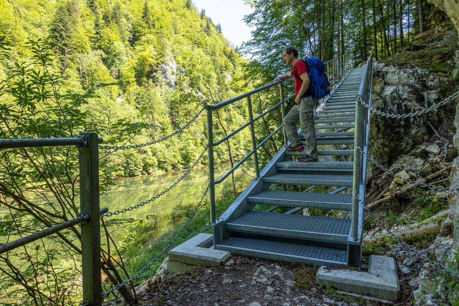 La nouvelle passerelle permet de franchir la gorge en toute sécurité.