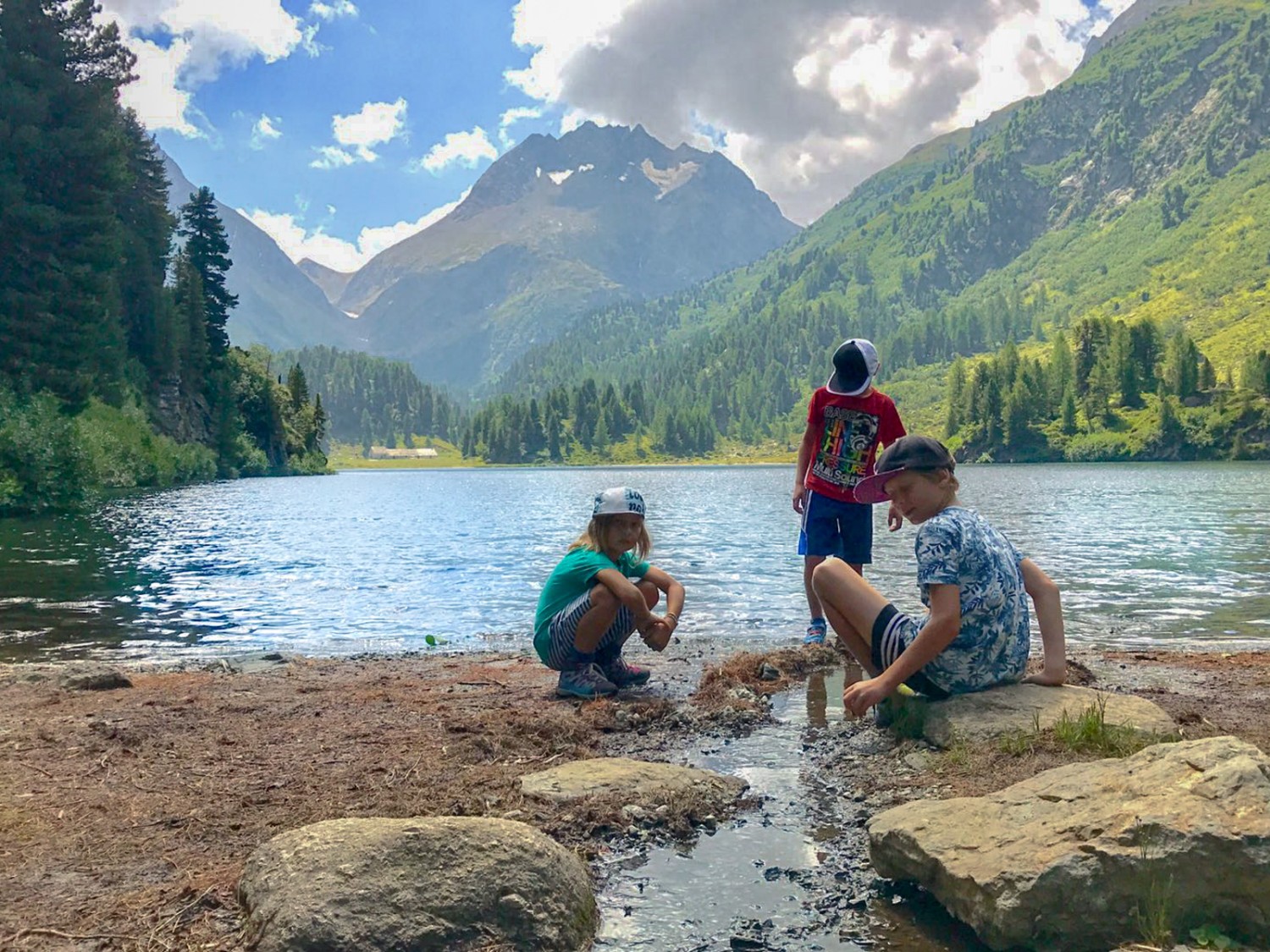 Temps fort pour les enfants: la baignade et les jeux au bord du lac de montagne. Photo: Laura Riedi