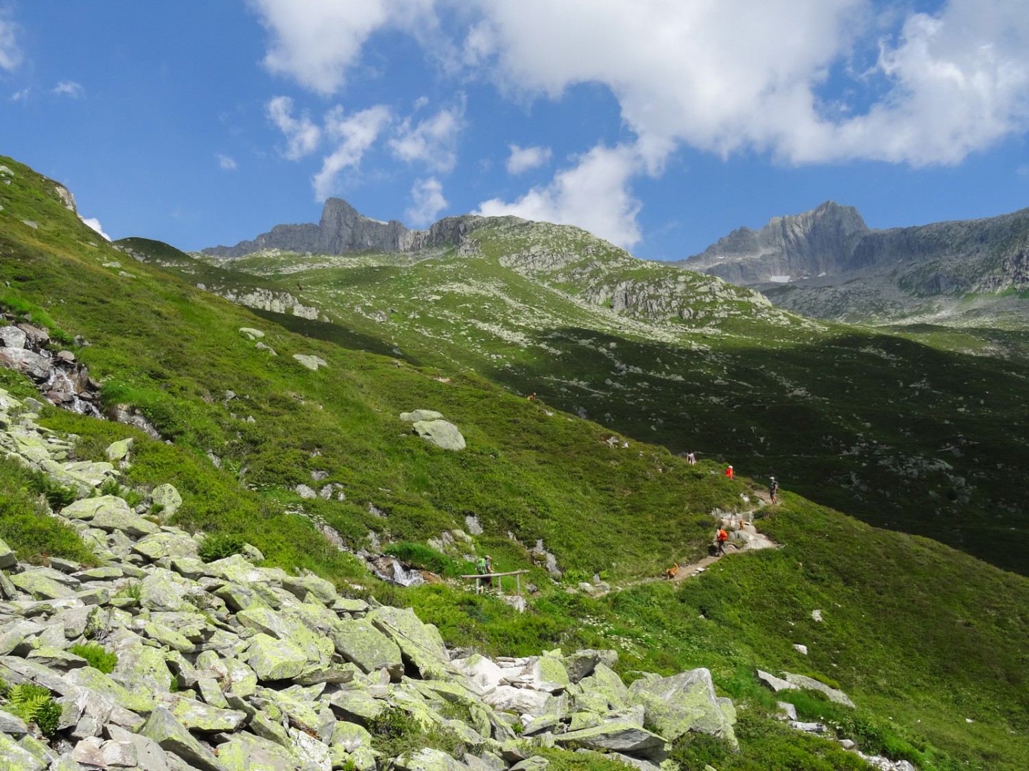 Il faut traverser plusieurs torrents de montagne.