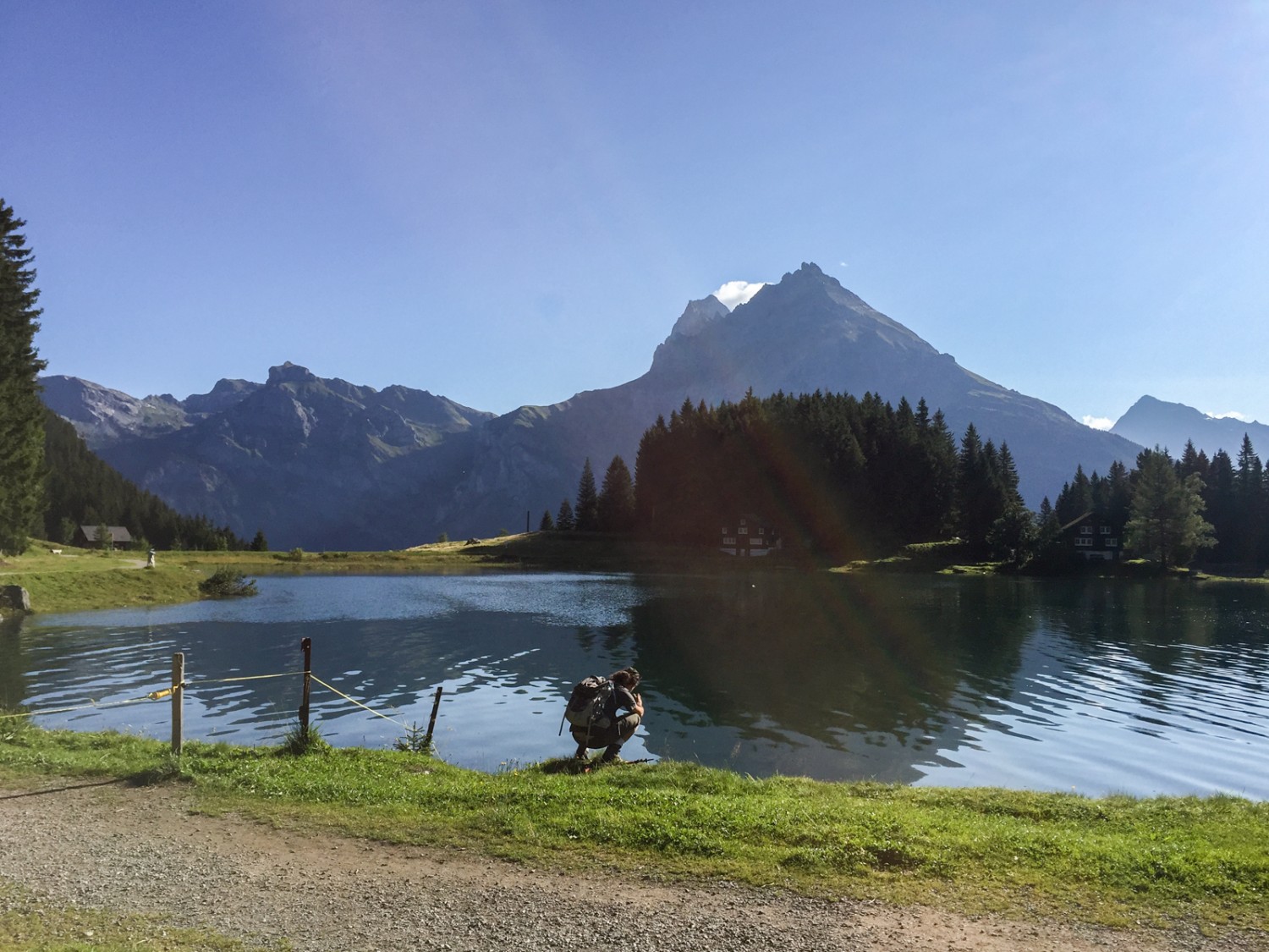 L’Arnisee, paisible sous le soleil matinal.  Photo: Vera In-Albon