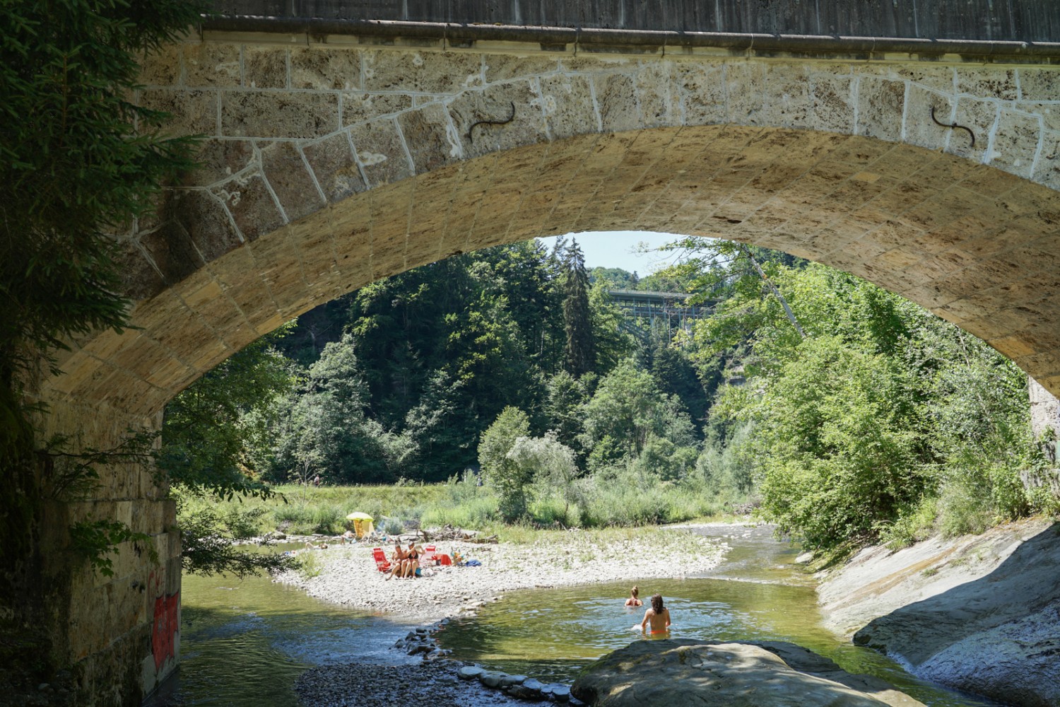 Les alentours de l’ancien pont sur la Schwarzwasser sont appréciés pour la baignade. Photo: Reto Wissmann