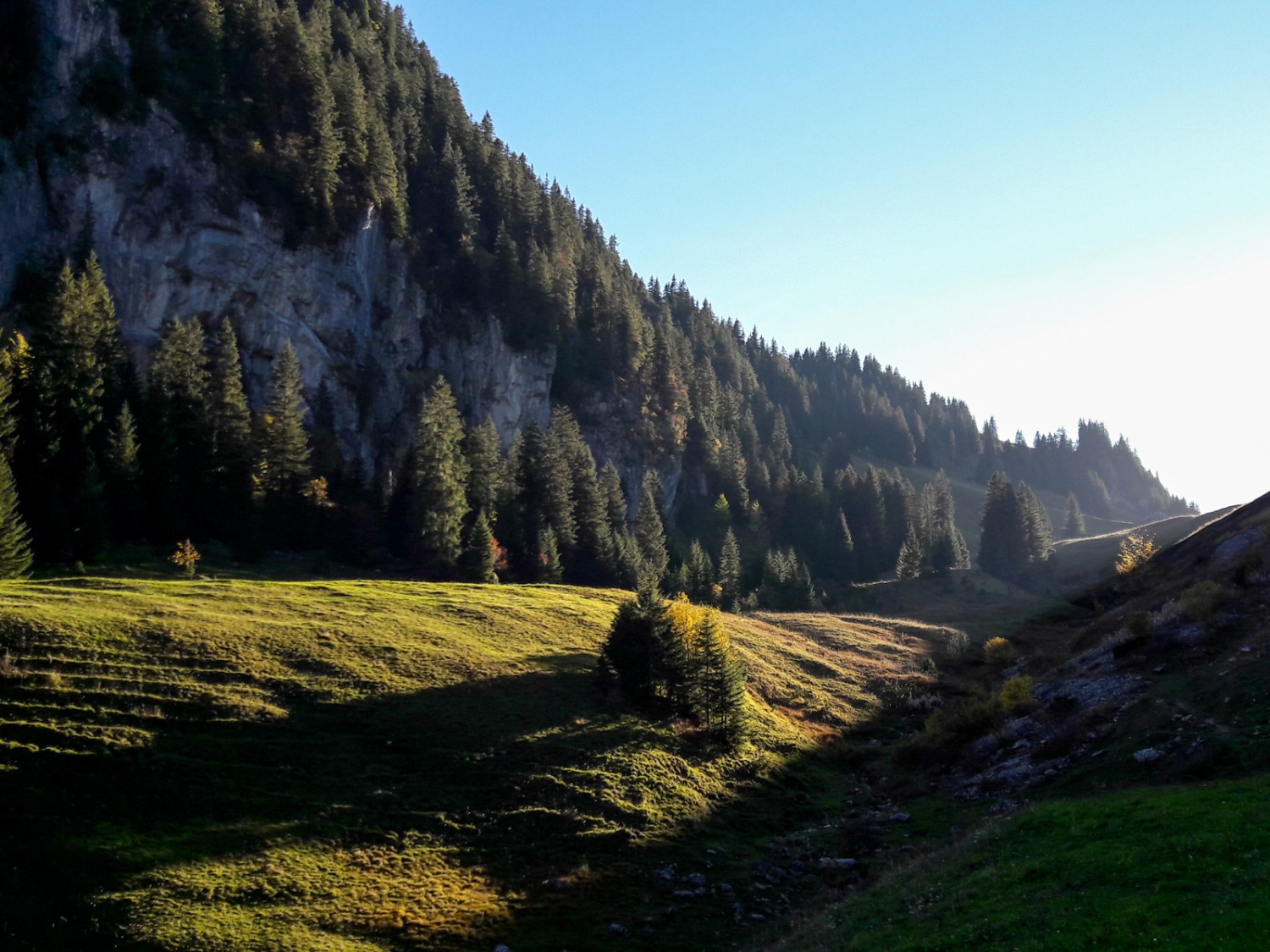 Les derniers rayons du soleil agrémentent la descente jusqu’à la cuvette de Chlus. Photo: Patrick Salzmann