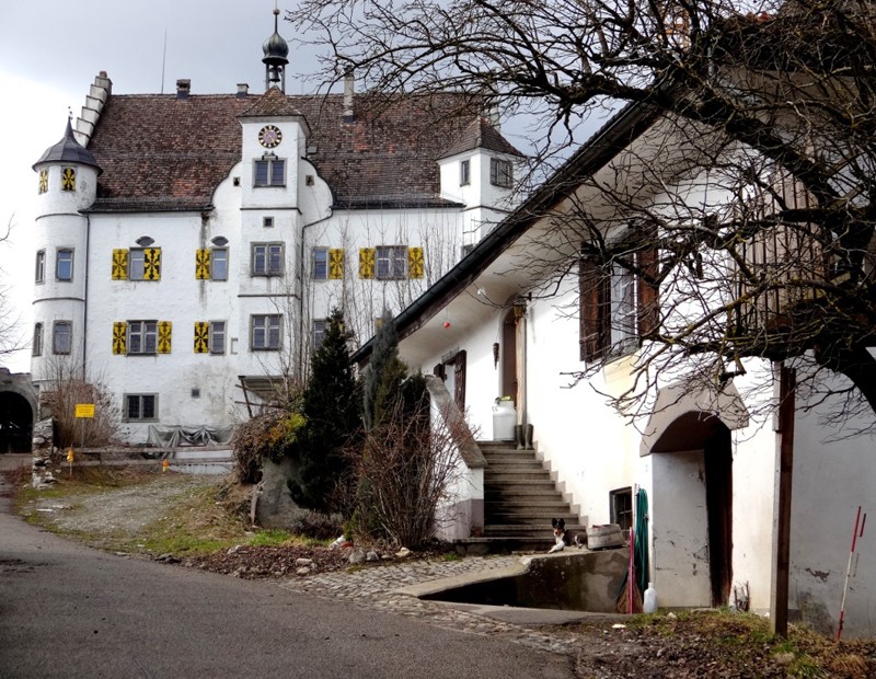 Das Schloss Sonnenberg. Zurzeit wird es renoviert und ist geschlossen.