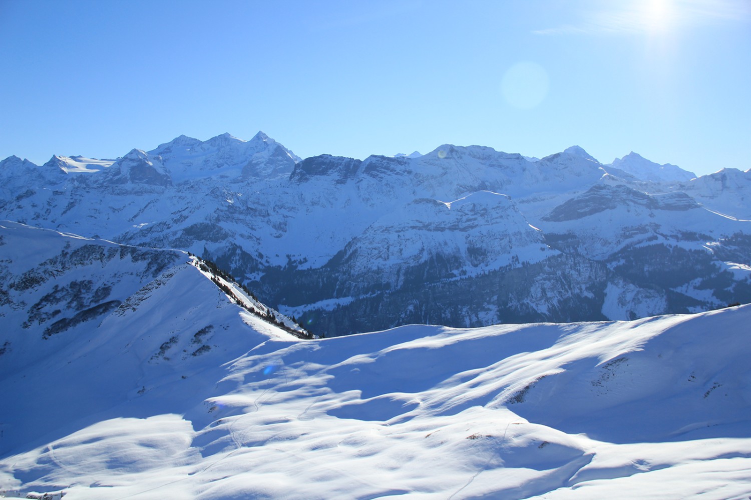 Depuis Schönbüel, on aperçoit les sommets imposants des Alpes bernoises.