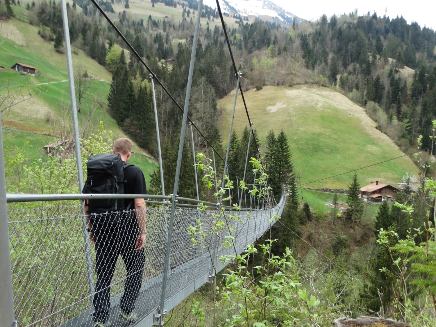 Il faut être libéré du vertige pour traverser le pont. Bilder: Daniela Rommel