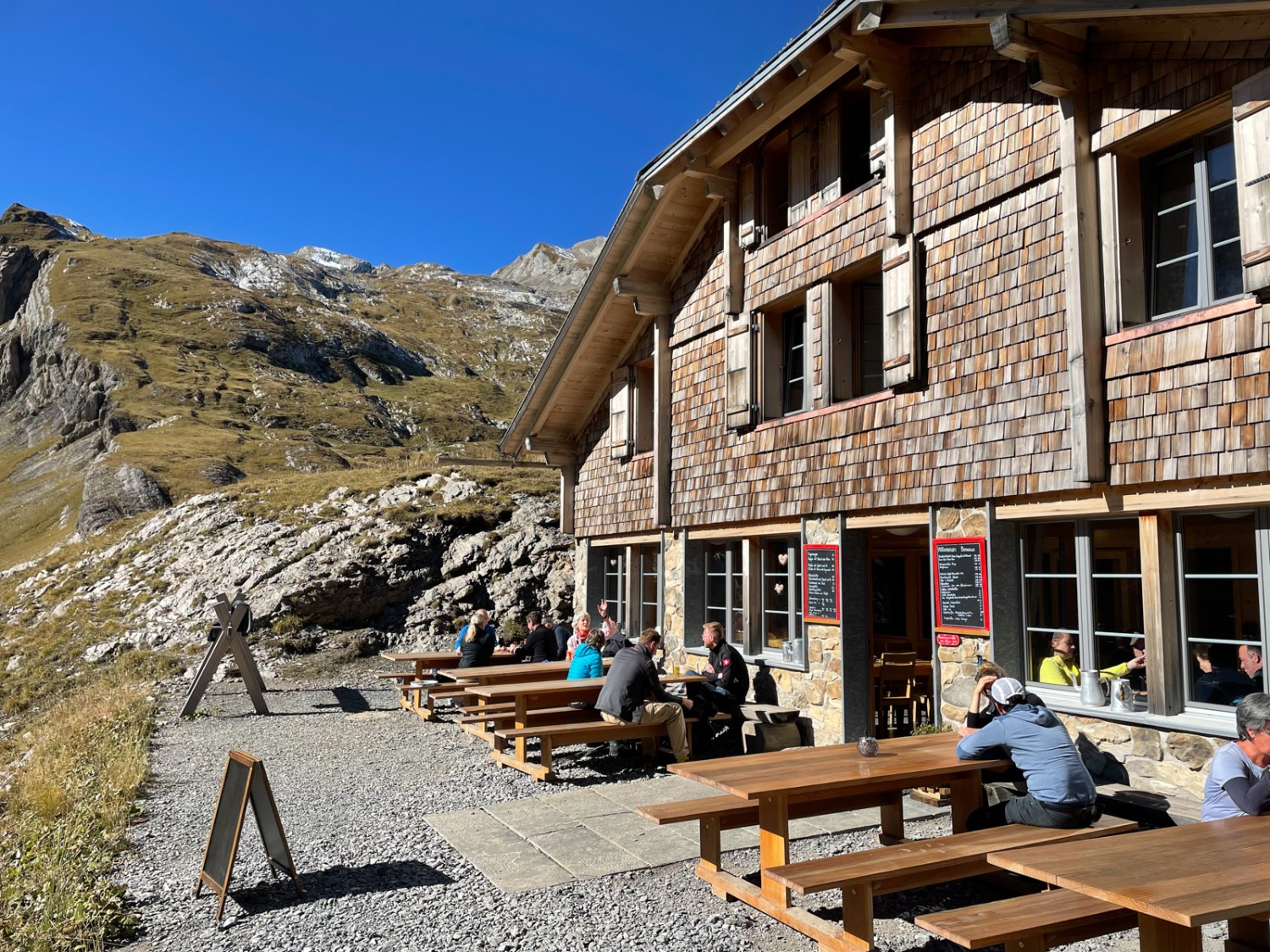 La Geltenhütte et sa terrasse ensoleillée. Photo: Rémy Kappeler