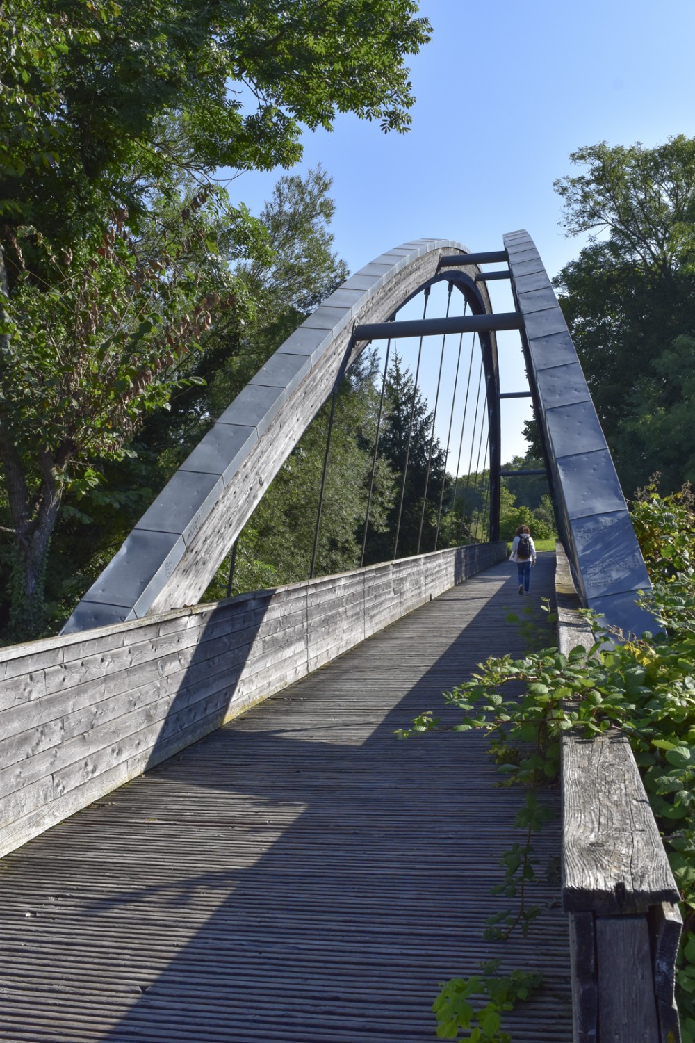 Le pont menant à la presqu’île de la zone de protection du paysage Le Pervou. Photo: Nathalie Stöckli