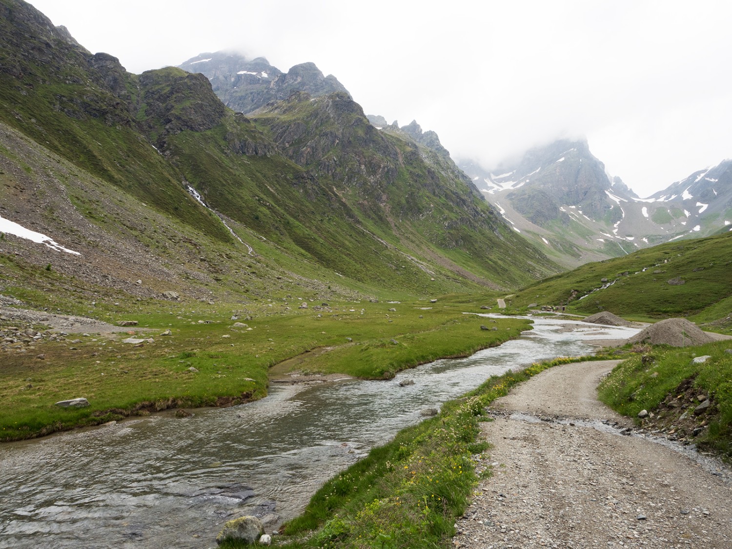 L’entrée dans le Val Tuoi se fait par une route alpine longeant la Clozza. Photos: Barbara Graber