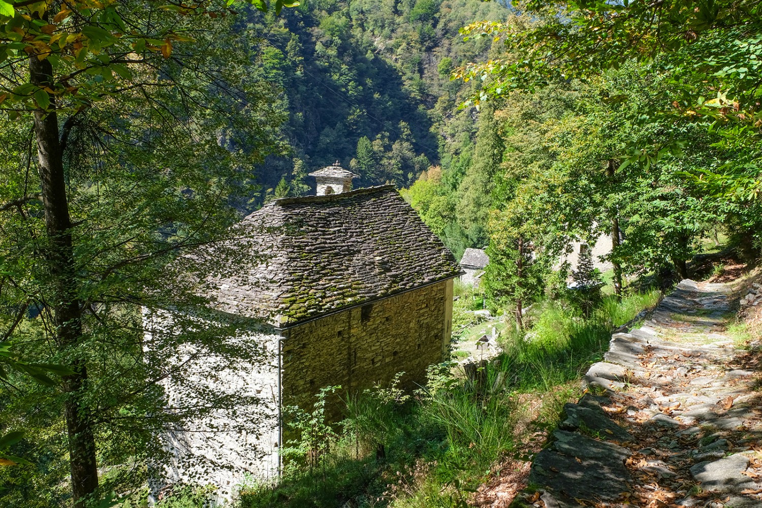 Peu avant l'Isorno: le hameau de Niva et sa jolie chapelle. Photo: Elsbeth Flüeler