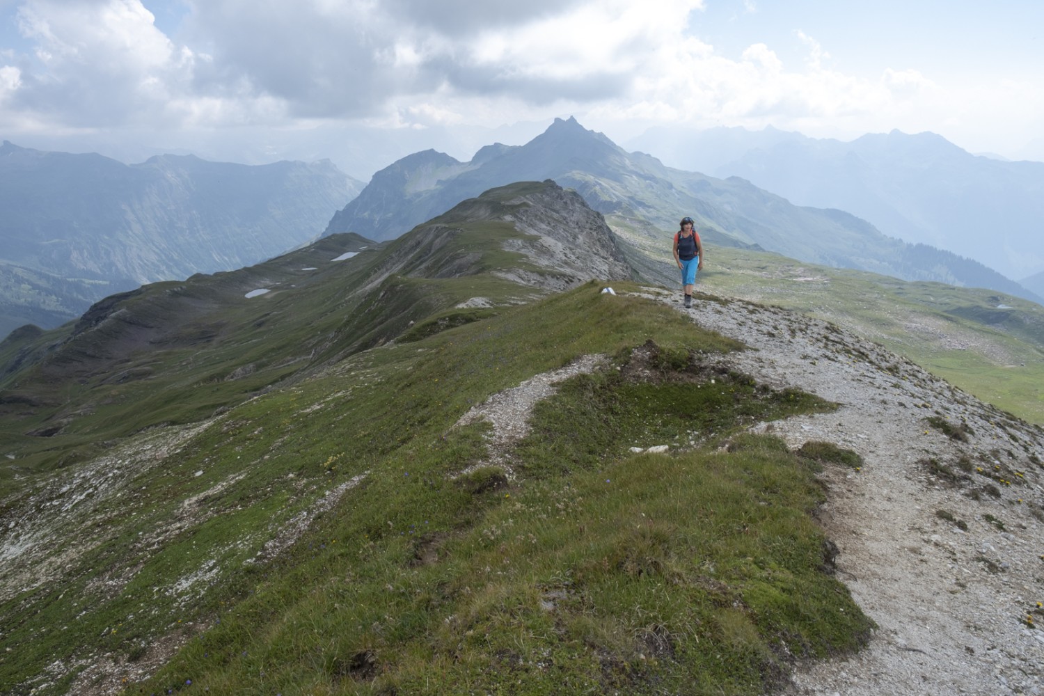 Auf dem kargen Gipsgrat, wenige Meter vor dem Wissmeilen. Der Blick zurück reicht bis zum Gulderstock.