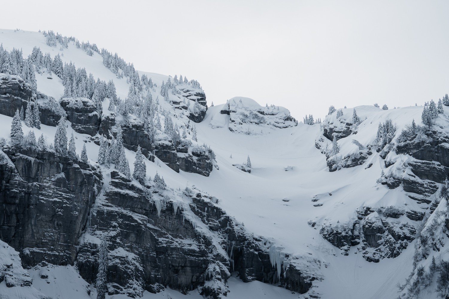 Le Nüenchamm givré sur le côté gauche de la vallée. Photo: Jon Guler