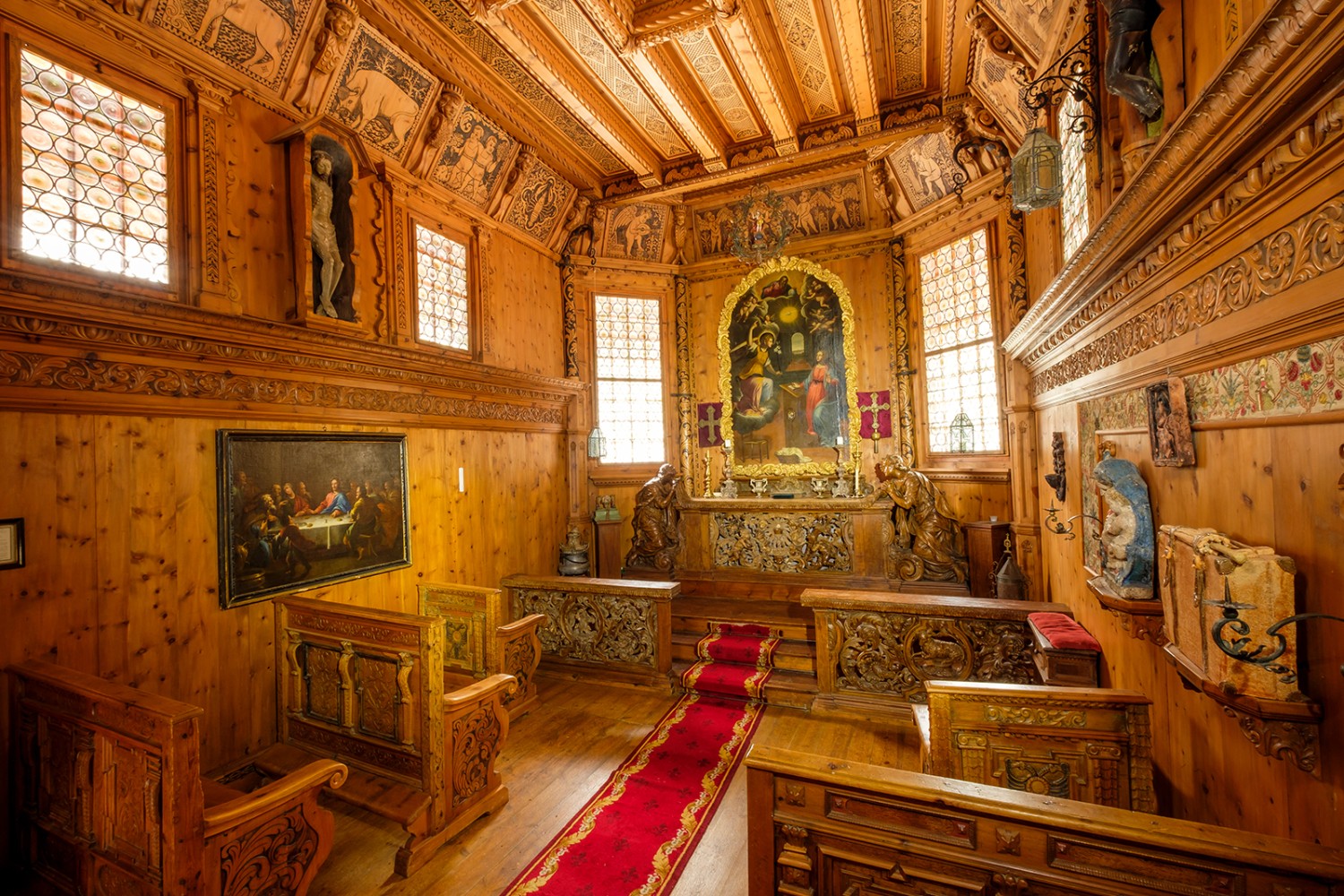 La chapelle, située dans la forêt un peu au-dessus de la villa Mengelberg, est entièrement construite en bois. Quatre artistes ont œuvré à ses sculptures pendant quatre ans. 