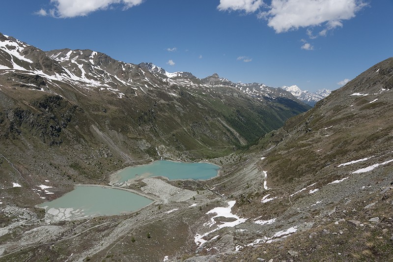 Den grünschimmernden Turtmannsee hat man beim Abstieg von der Hütte im Blick. Bild: Andreas Wipf