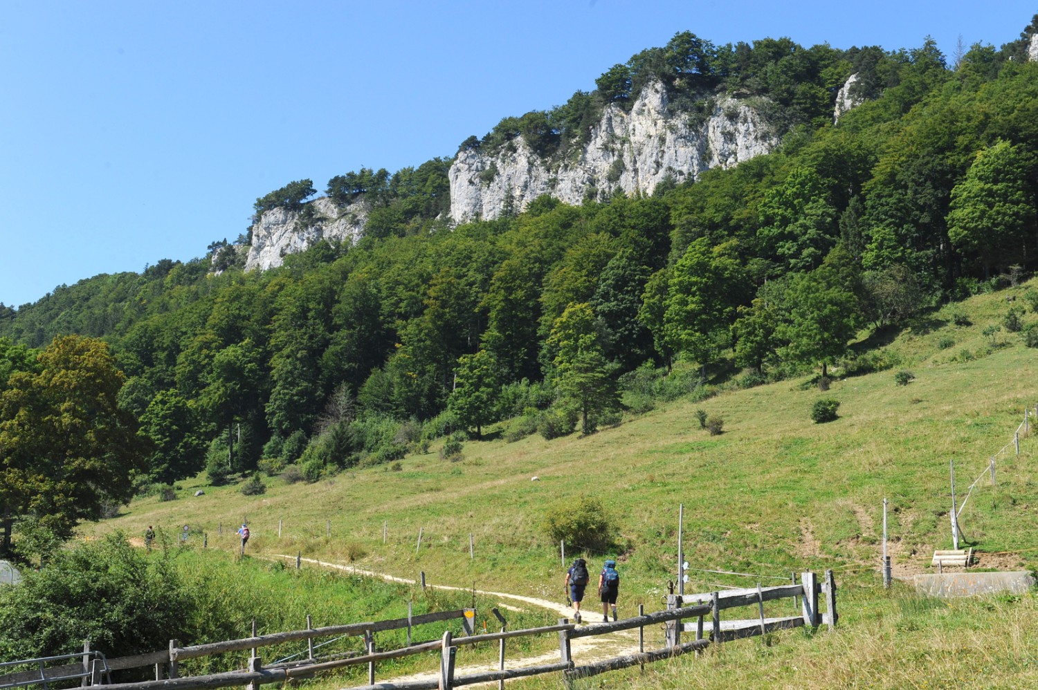 La seconde partie de la randonnée mène sur la chaîne rocheuse du Chamben. Photo: Martin Weiss
