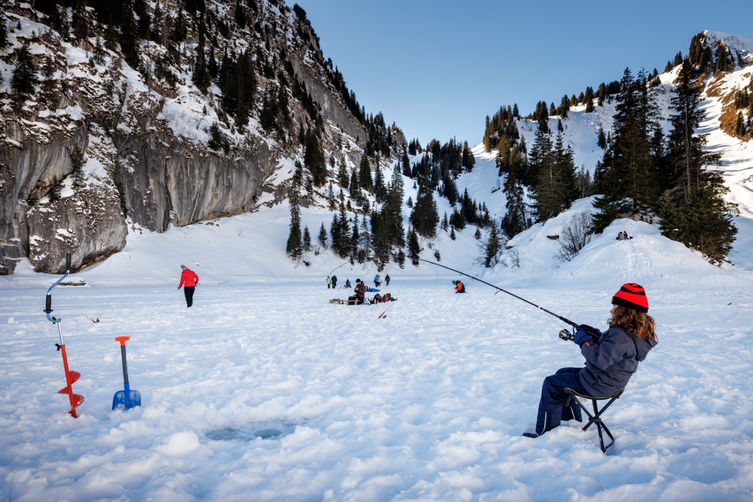 Le monde appartient à ceux qui se lèvent tôt. Des pêcheurs sur glace au lac de Hinterstock. Photo: Severin Nowacki