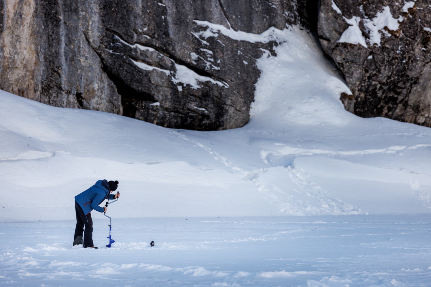 D’abord forer un trou. Photo: Severin Nowacki
