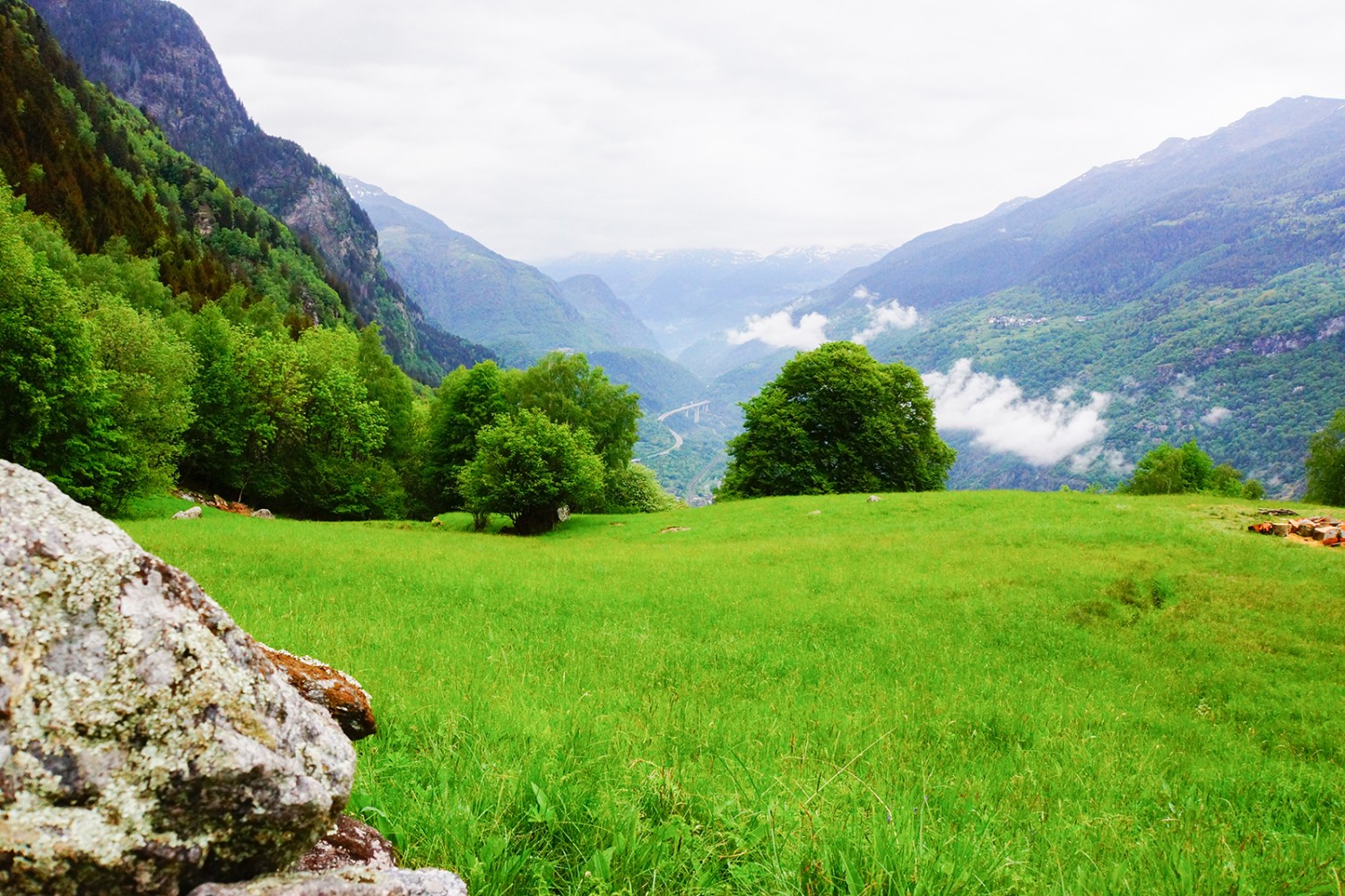 A la sortie de Faidal, le regard se porte sur la Léventine et les montagnes enneigées. Photo: Vanessa Fricker