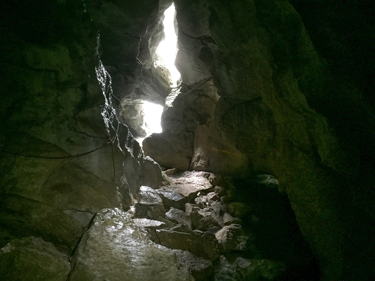 Coup d’œil derrière soi vers l’entrée de la grotte.