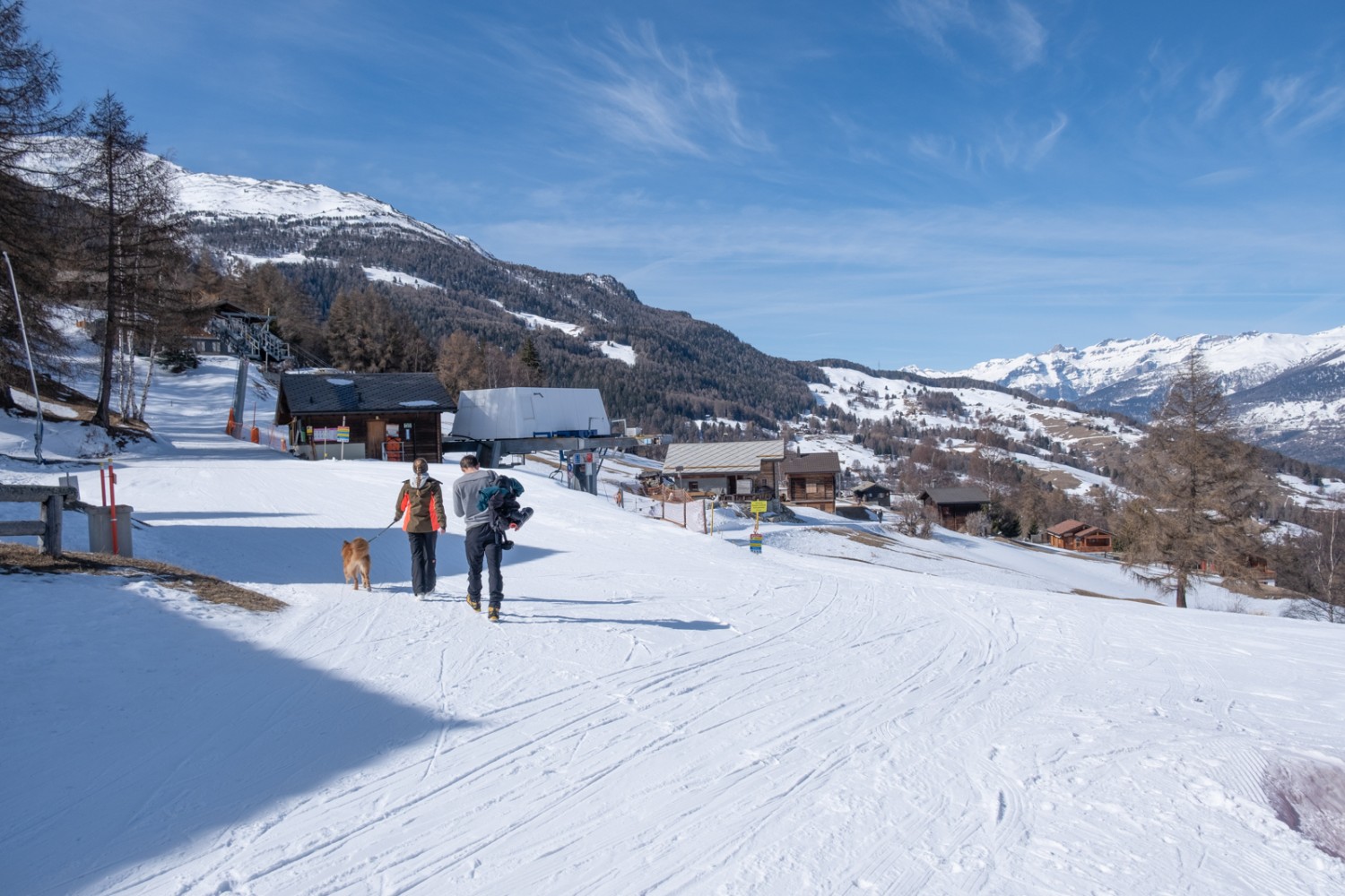 À la Brandalp, on rejoint le domaine skiable, d’où l’on peut descendre en télésiège vers Unterbäch. Photo: Markus Ruff