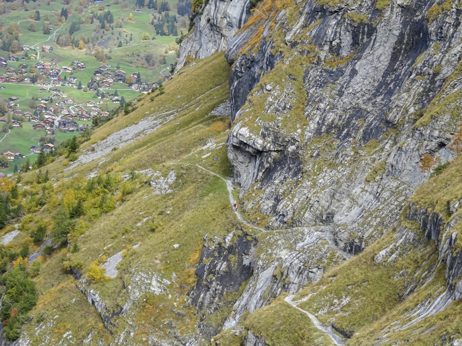 Le chemin de randonnée serpente le long des rochers jusqu’à l’auberge du Bäregg. Photo: Sabine Joss
