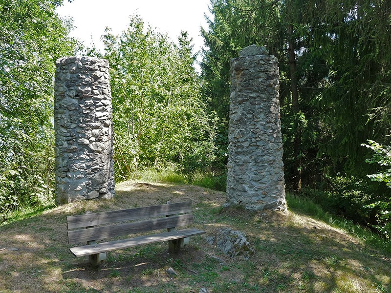 Un lieu de repos au sombre passé. Les piliers de la potence, près de la forteresse de Jörgenberg. Photo: Hans Schüpbach