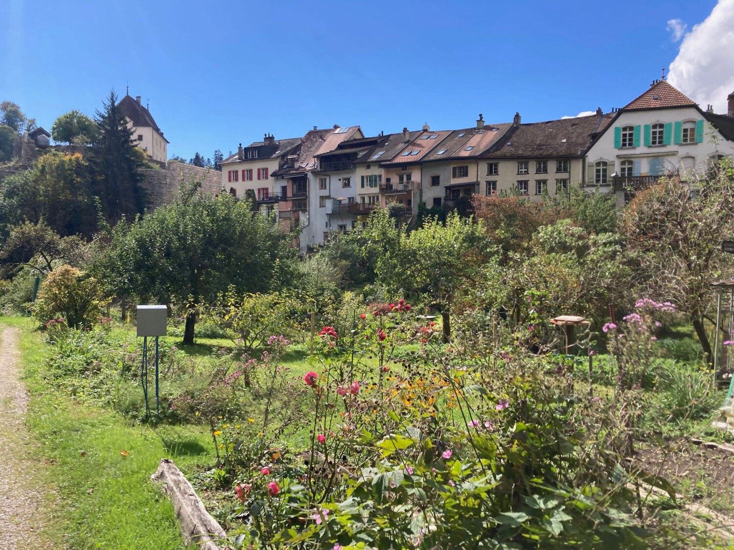 Wanderziel Valangin mit sehenswertem Schloss und Altstadt.