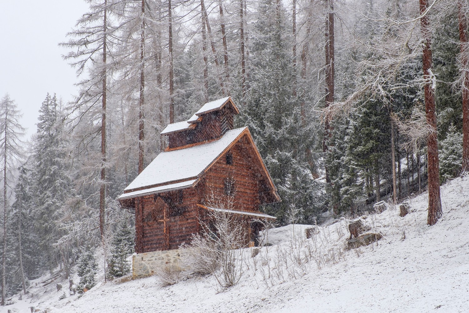 Un lieu paisible où faire le plein d’énergie: la chapelle située dans la forêt un peu au-dessus de la villa Mengelberg. 