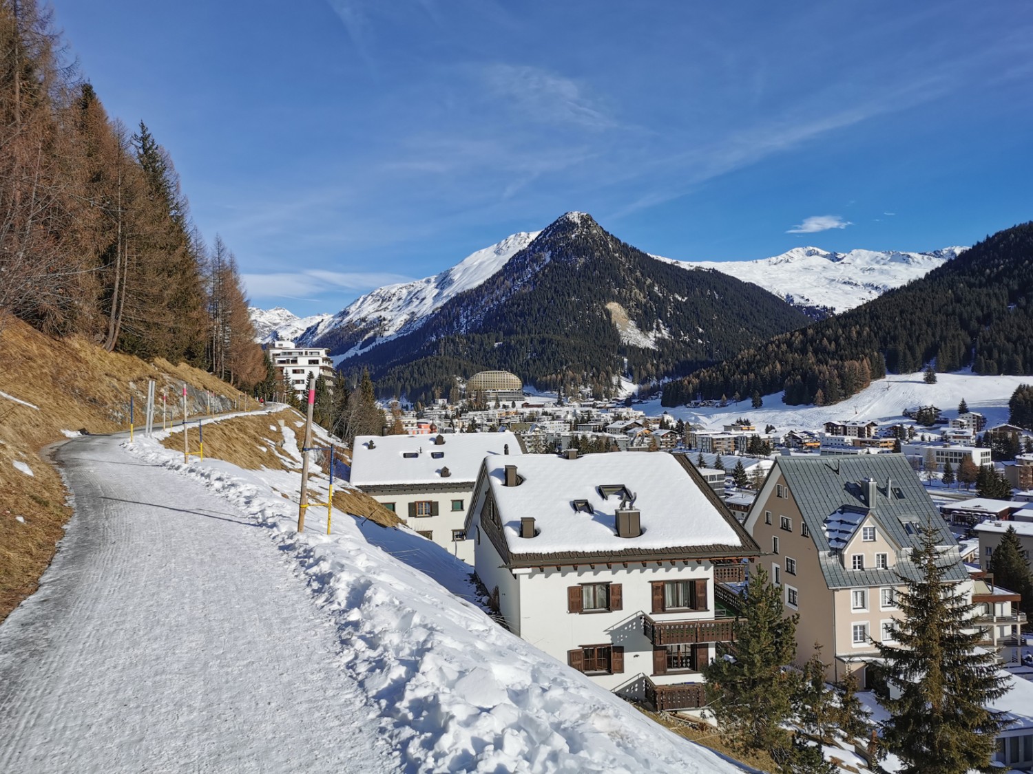 Le chemin vers Davos Platz offre un généreux ensoleillement. Photo: Andreas Staeger