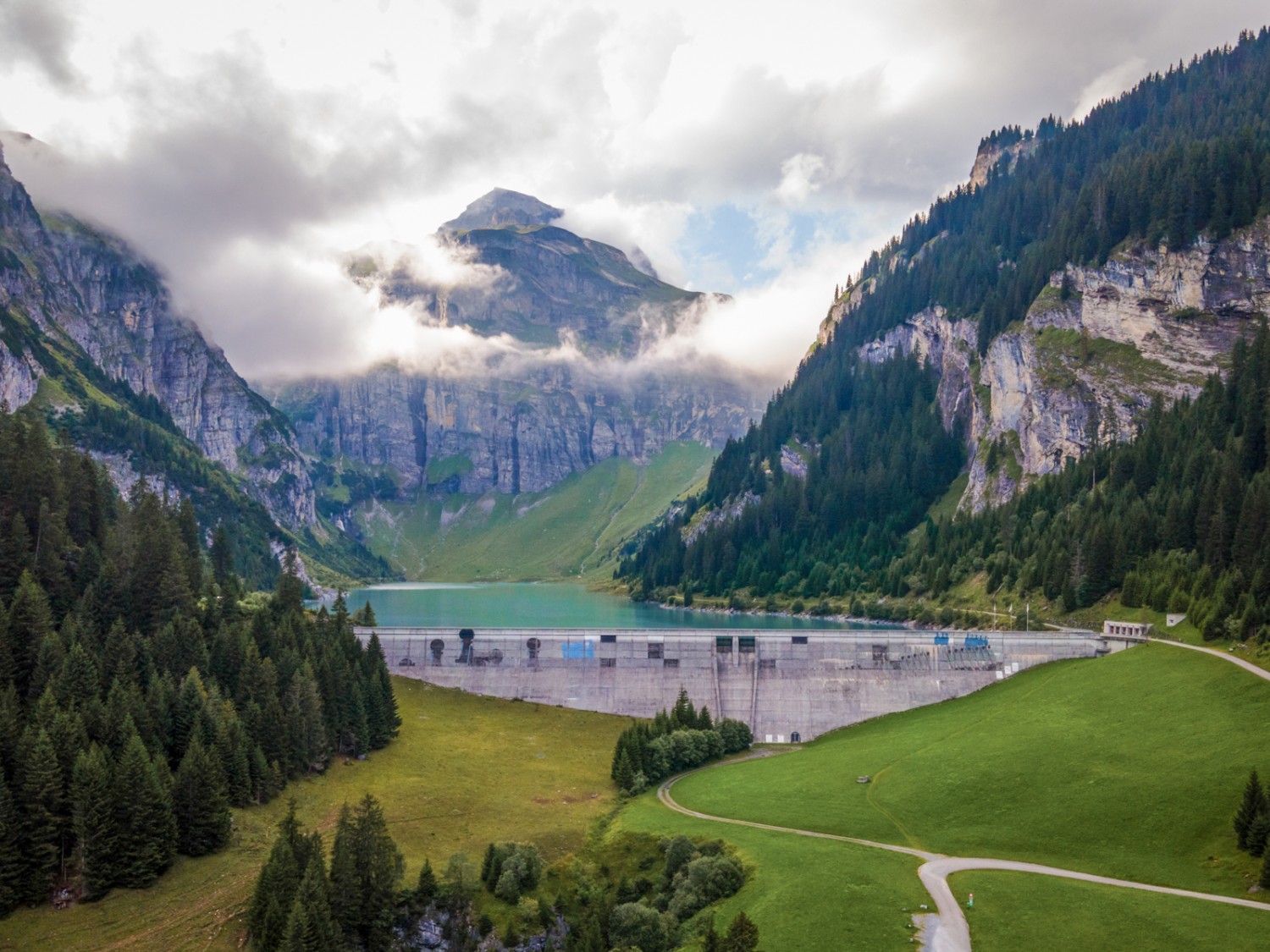 Vue aérienne sur le barrage avec la fresque murale. Photo : Phil Suarez