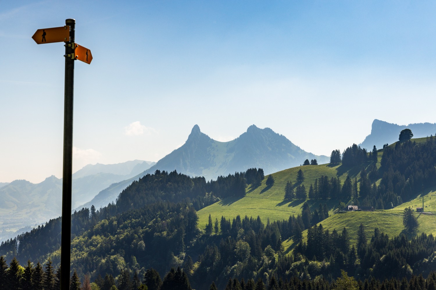 Depuis La Chaux-Dessous, les randonneurs bénéficient d’une magnifique vue sur la Dent de Broc, la Dent de Chamois et la Dent du Bourgo. Photo: Severin Nowacki