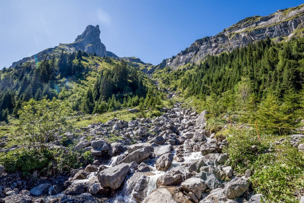 Regard vers l’arrière. On longe le ruisseau Chantbach pour rejoindre la vallée de Soustal. Photo: Daniel Fleuti