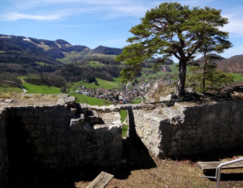 Une belle vue sur Reigoldswil, but de la randonnée, depuis la ruine du château de Rifenstein.