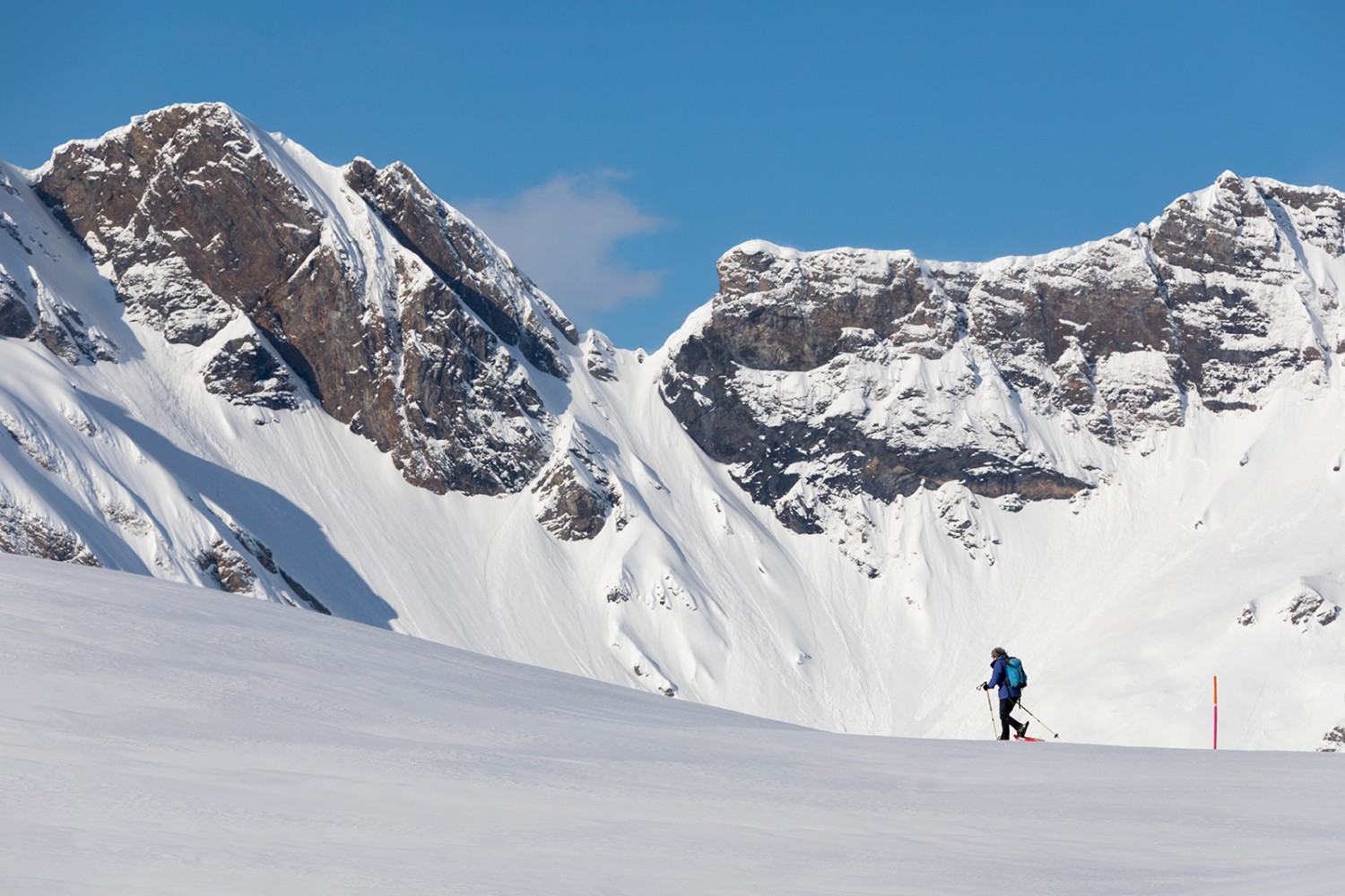 En chemin dans un paysage légèrement vallonné avec vue sur la chaîne montagneuse qui sépare Melchsee-Frutt et la vallée du Haslital. Photos: Severin Nowacki