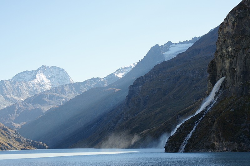 Le lac de Mauvoisin et la cascade du Giétro. 
Photo: Luc Hagmann