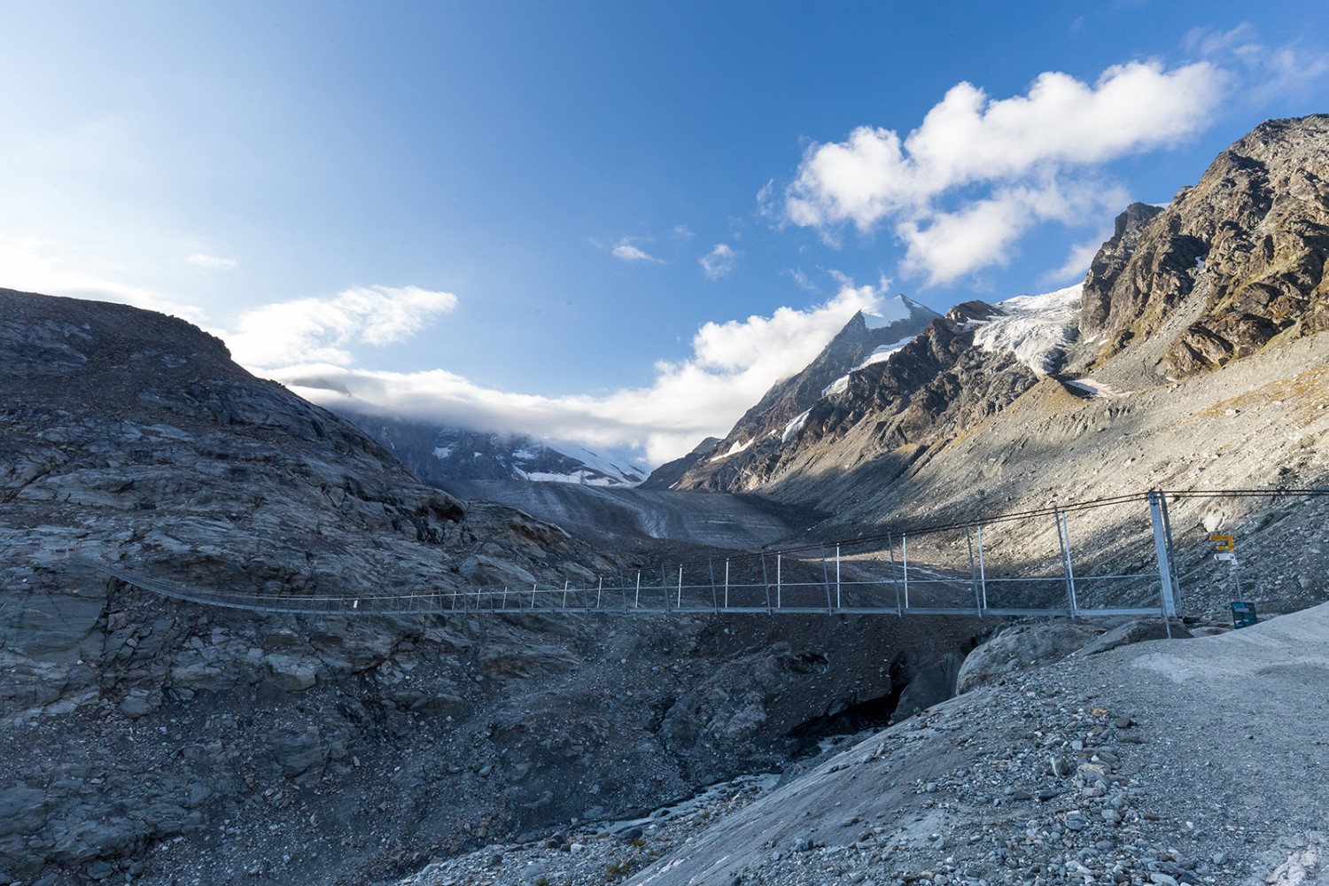 La passerelle au-dessus du glacier de Corbassière.
